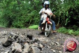 Jalan penghubung desa di Batanghari banyak rusak
