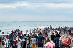 Satpol Air Lhokseumawe ingatkan pengunjung pantai