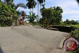 Pembangunan jalan tembus dongkrak ekonomi rakyat