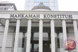 MK Tolak Bubarkan OJK