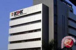 KPK  pasang spanduk raksasa "saya perempuan anti korupsi"
