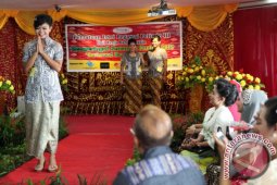Satpam  Bergaya Kartini Di "Catwalk"