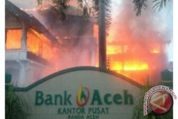 Kantor Pusat Bank Aceh Terbakar