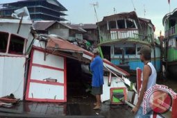 Empat Tongkang Hanyut Hancurkan Lima Kapal Kayu