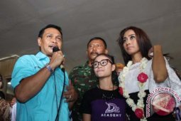 Endah "Ditodong" Berdangdut Di Bandara
