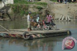 Menuju Kebun, Warga Abdya Terpaksa Naik Rakit