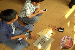 Pelajar Bekasi Rakit Panel Surya Berbahan Bekas