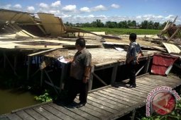 Puting Beliung Terbangkan Tiga Warga Dan Motor