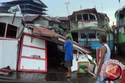 Four Barges Drifting Destroyed Five Wooden Ships