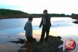 Satpolair Probing Corpse on Martapura River