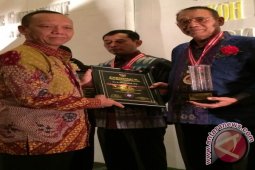 Wali Kota Singkawang Terima "The Government Award 2015"