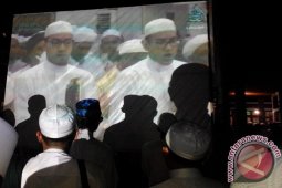 Jamaah Berusaha Mendekati Ar Raudah