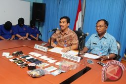 SITA SETENGAH KILO SABU