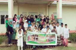 Cahaya Hijaber Ketapang Kunjungi Panti Asuhan