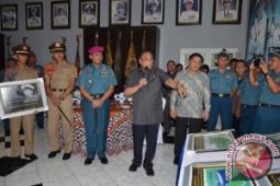Menko Kemaritiman Sumbangkan Foto Pada Museum AAL