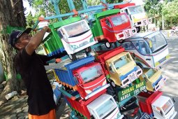 Penjual Mainan Dari Limbah Kayu