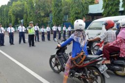 Hentikan Kendaraan Saat Upacara