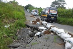 Jalan Raya-Saribudolok Simalungun Longsor
