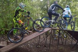 Mencoba Lintasan Downhill