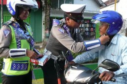 Pasangkan Tali Helm
