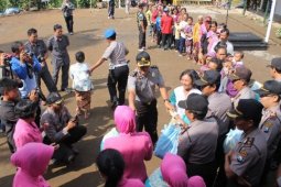 Antri Pembagian Sembako