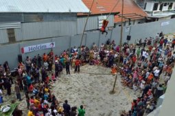 Atraksi Panjat Bambu