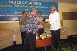 Serahkan Kenang-kenangan