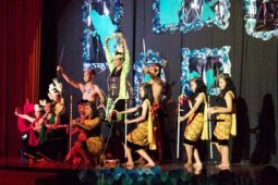Tarian Palangkaraya ala Petra