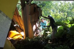Longsor Terjang Dua Rumah di Trenggalek