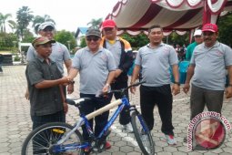 BUPATI SERAHKAN HADIAH