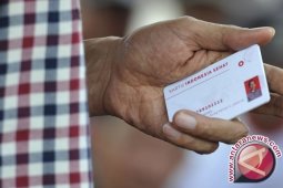 Warga tunggu kedatangan Presiden terkait penyerahan tiga kartu