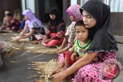 Menganyam Eceng Gondok