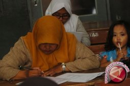 Nenek Sahana kembali ke sekolah