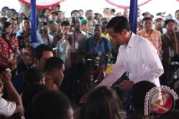 Presiden Jokowi membagikan tiga jenis kartu di Hamadi Jayapura