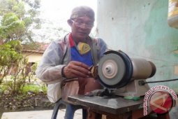 Kontraktor Samarinda Beralih Profesi Gosok Batu Akik