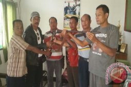 Warga Perbatasan Serahkan Senpi Sisa Perjuangan Melawan PGRS