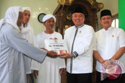 Serahkan Sumbangan Saat Safari Jumat