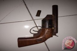Warga Putussibau Serahkan Senpi ke Kodim