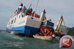 Ratusan penumpang kapal feri dievakuasi
