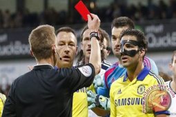 Fabregas Kartu Merah, Chelsea Kalah