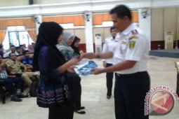 PENYERAHAN KAOS PESERTA PELATIHAN