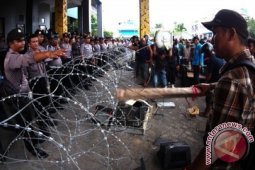 Legislator dan Wartawan Dipukul Polisi