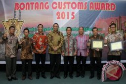 Wali Kota Serahkan "Bontang Customs Award 2015"