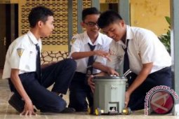 Pelajar Jember ciptakan robot tempat sampah