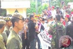 HUT Kota Jambi diwarnai unjuk rasa