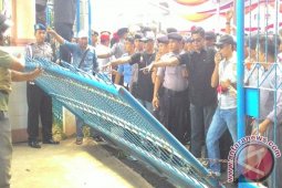 Unjuk rasa di DPRD Kota Jambi ricuh