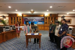 BI Hibahkan Komputer Kepada SMK 1 Amlapura