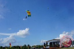 Atraksi terjun payung warnai pembukaan Porprov