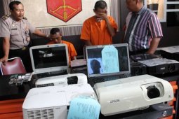 Sindikat Perdagangan Proyektor Curian "Online