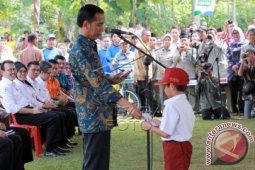 Presiden Serahkan Kartu Indonesia Pintar